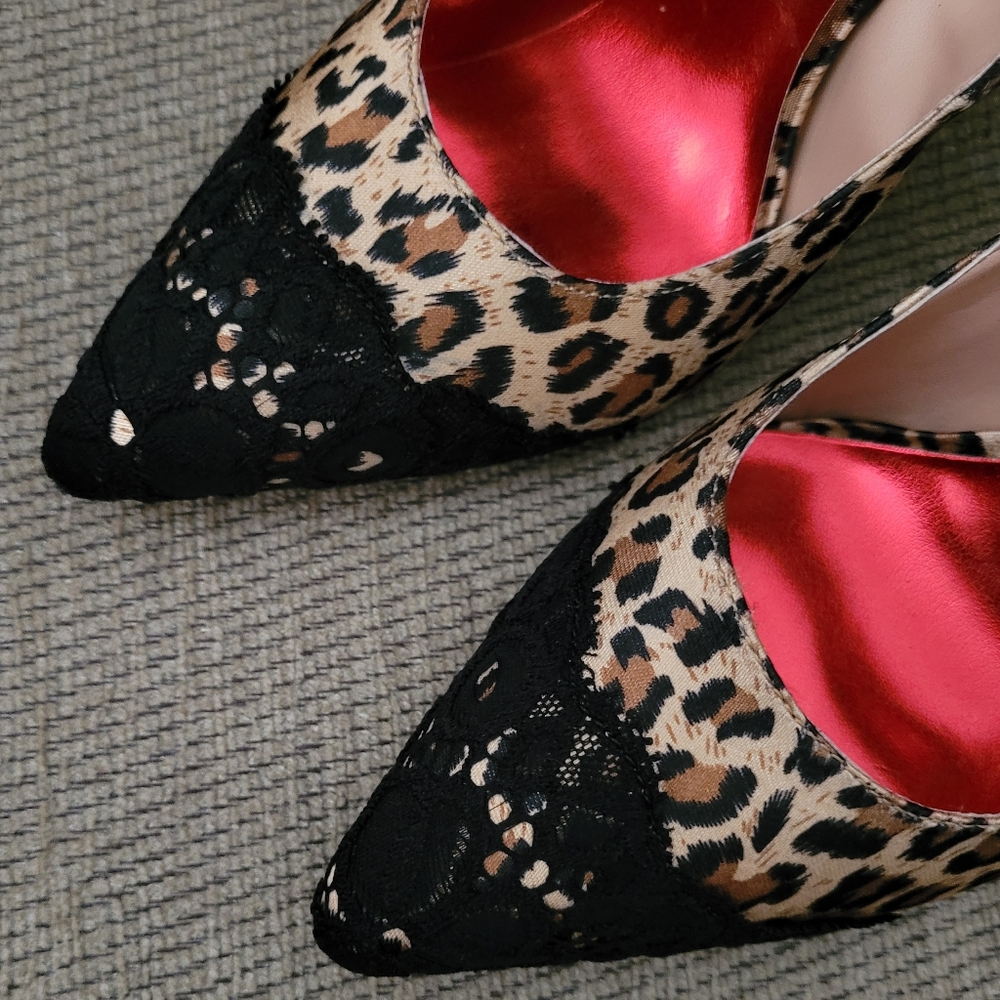 FREDERICK'S OF HOLLYWOOD LEOPARD PRINT LACE DETAIL PUMP - Picture 2 of 12